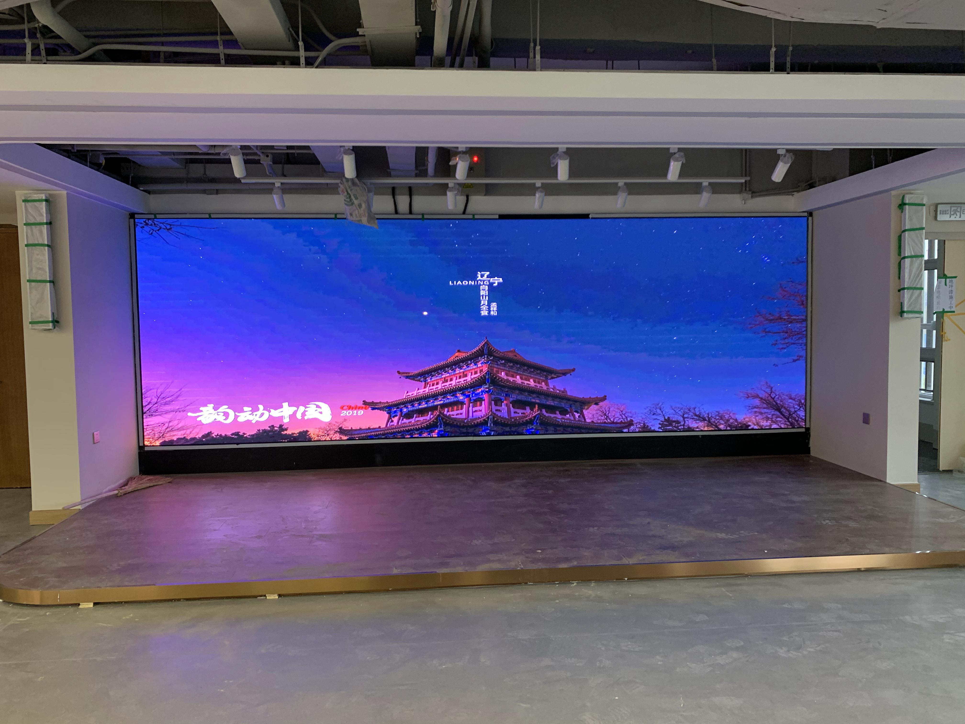 “會議室屏幕掛多高？人體工學高度公式+高管身高適配表”