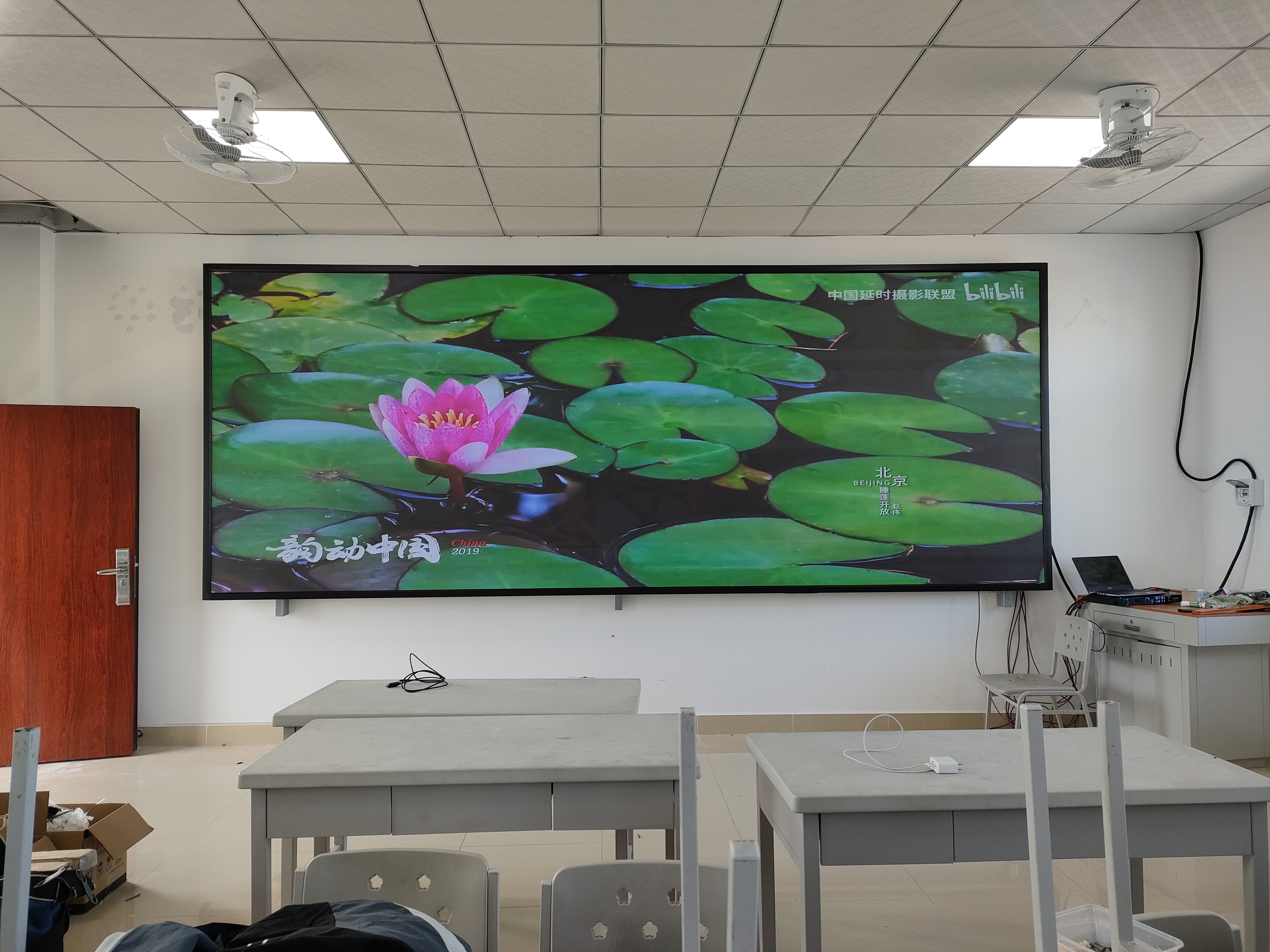 戶外屏長期暴露在陽光下，怎樣防止外殼老化和屏幕褪色？